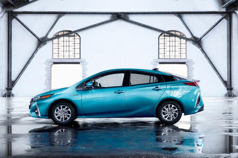  Toyota Prius Plug-in Hybrid 2016 года  (фото 8 из 187)